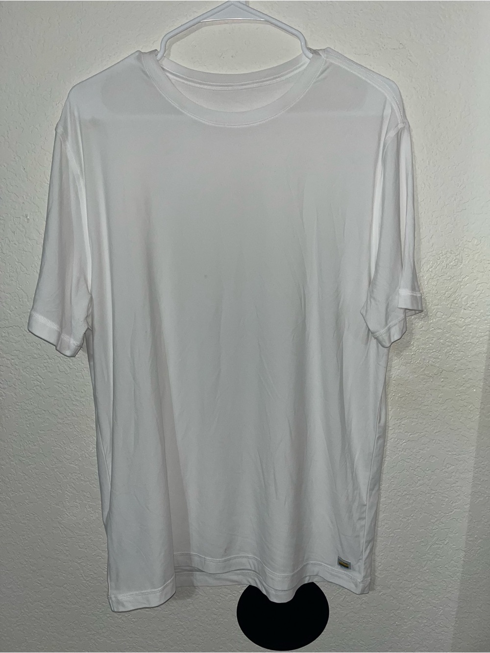 Vuori men’s white short sleeve tee shirt